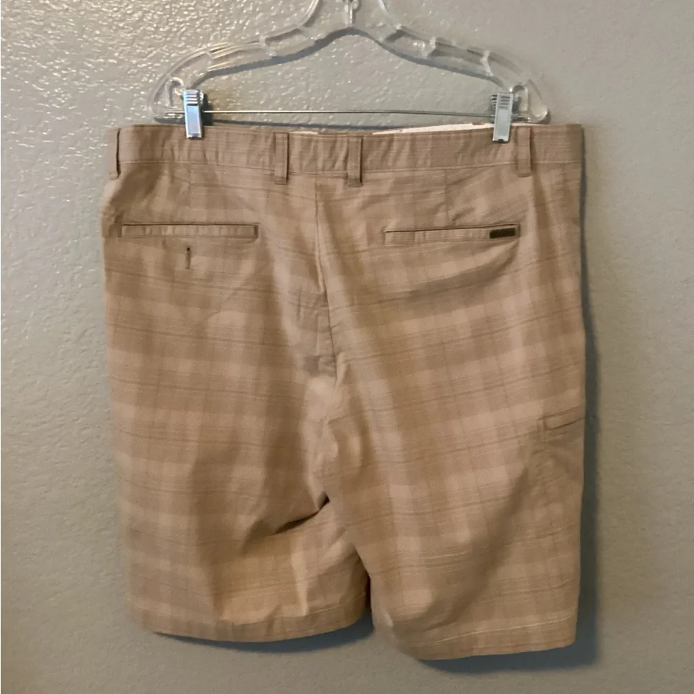 Greg Norman Men's Tan Plaid Cargo Shorts